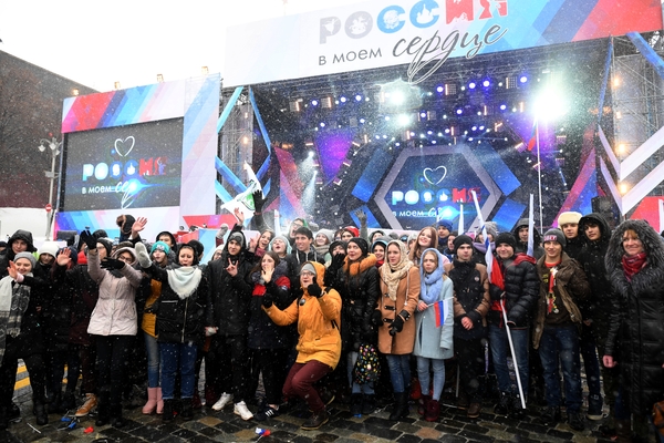 Участники митинга-концерта «Россия в моем сердце» на Васильевском спуске в Москве