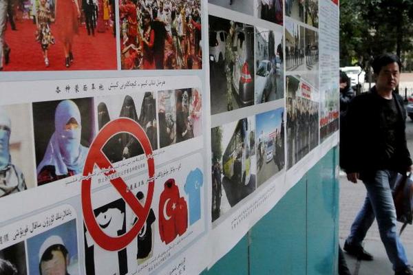 Антитеррористический пропагандистский постер в Урумчи