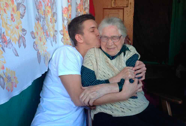 С 84-летней бабушкой Алексей болтает вечерами каждый день