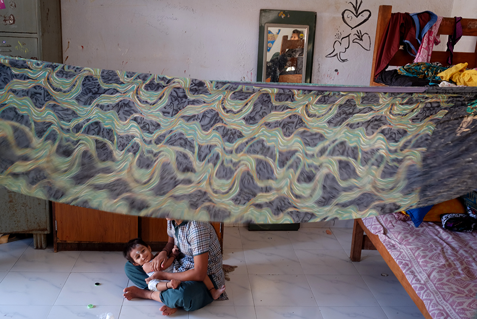 Одна из комнат в жилом корпусе убежища Rescue Foundation в Бойсаре. Девушки живут в комнатах по возрастам, по 6-7 человек. В комнате только самое необходимое: деревянные многоярусные кровати и железный общий шкаф для одежды. 