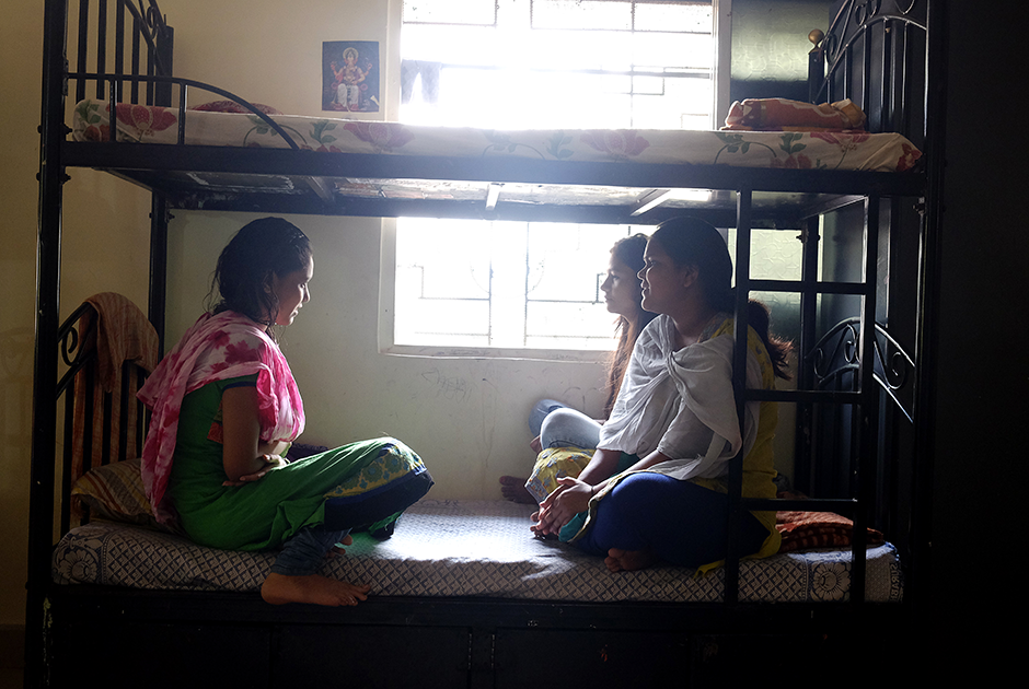 Девушки, спасенные из секс-рабства, беседуют в жилых комнатах убежища Rescue Foundation в городе Пуне. Организация считается самой большой в Индии. Ее сотрудники занимаются вопросами секс-рабства и единственные планируют спасательные операции совместно с полицией.