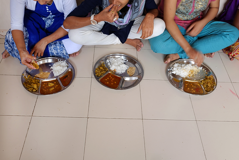 Обед в убежище Rescue Foundation в пригороде Мумбаи —  районе Кандевали. Рацион девушек очень аскетичен. Три раза в сутки — дал бат — гороховая похлебка, рис, овощи и лепешка. 