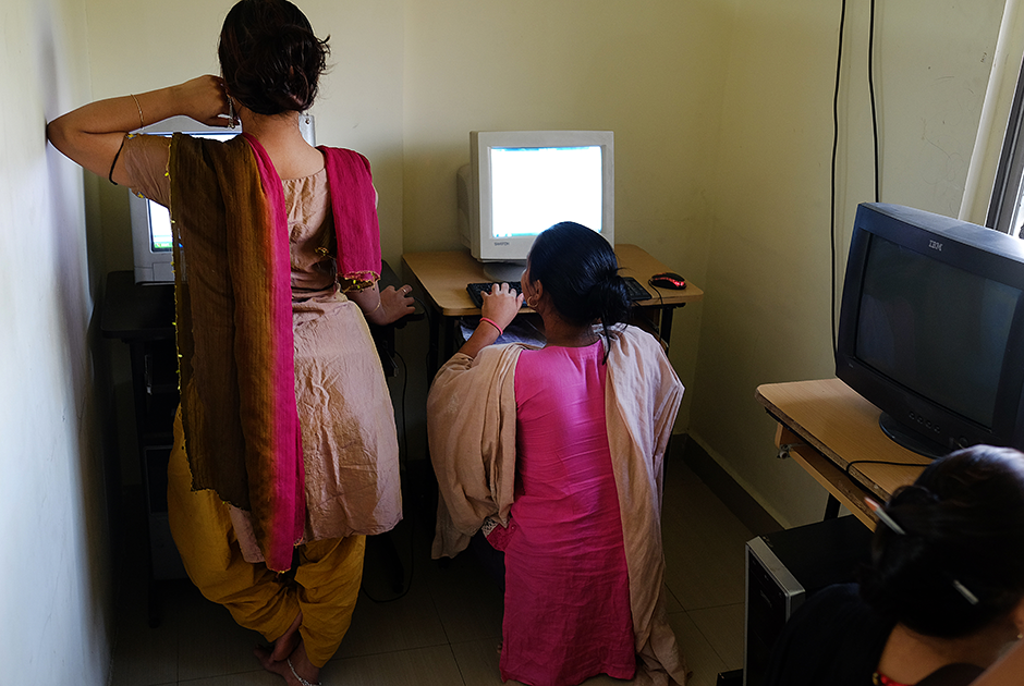 В убежище в Пуне, как и в других двух, для девушек предусмотрен компьютерный класс. До спасения некоторые никогда не видели компьютера. В основном девушки учатся печатать и рисовать в графическом редакторе.

