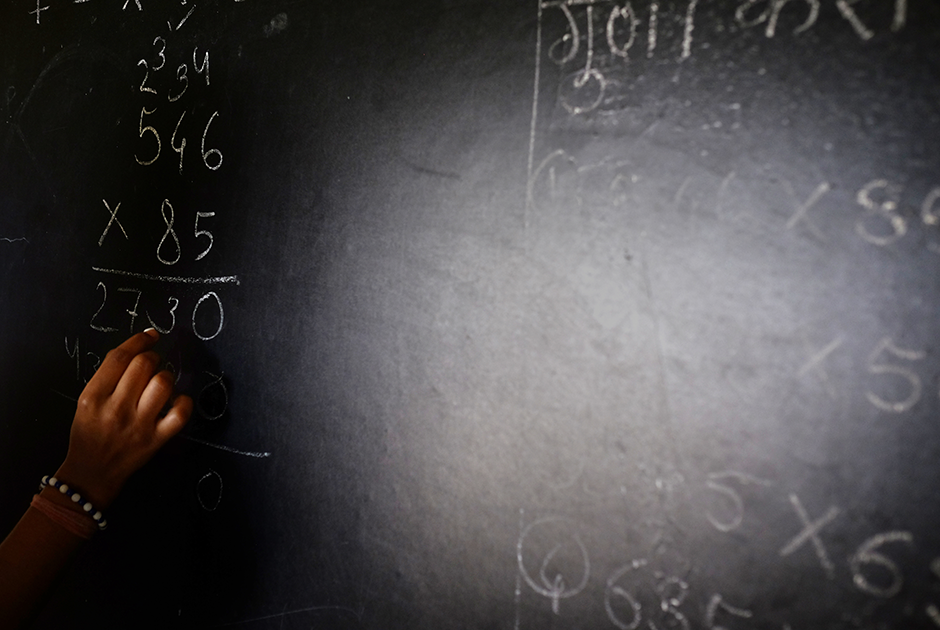 В каждом из трех убежищ Rescue Foundation для девушек проводятся каждодневные уроки, которые помогают им подготовиться для поступления в колледж. Занятия проводят социальные учителя, иногда на волонтерской основе. Девушки проходят хинди, математику и литературу.