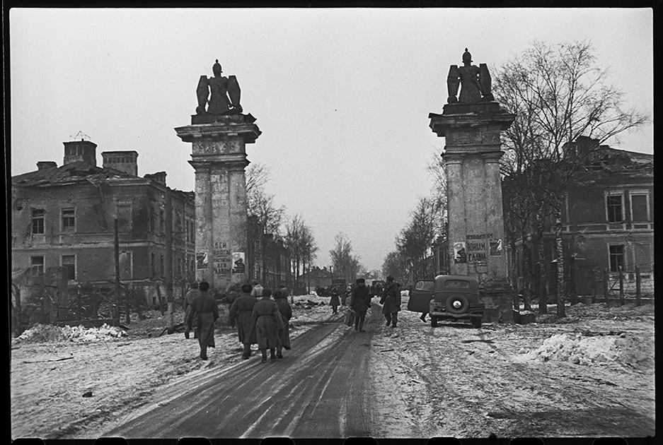 Освобожденная от немцев Гатчина. Гатчинские ворота и проспект 25 октября. Ленинградский фронт, 1944 год.