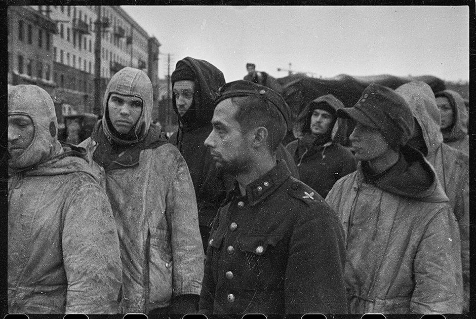 Немецкие солдаты и офицеры, взятые в плен в боях за Ленинград. Ленинградский фронт, 17 января 1944 года.