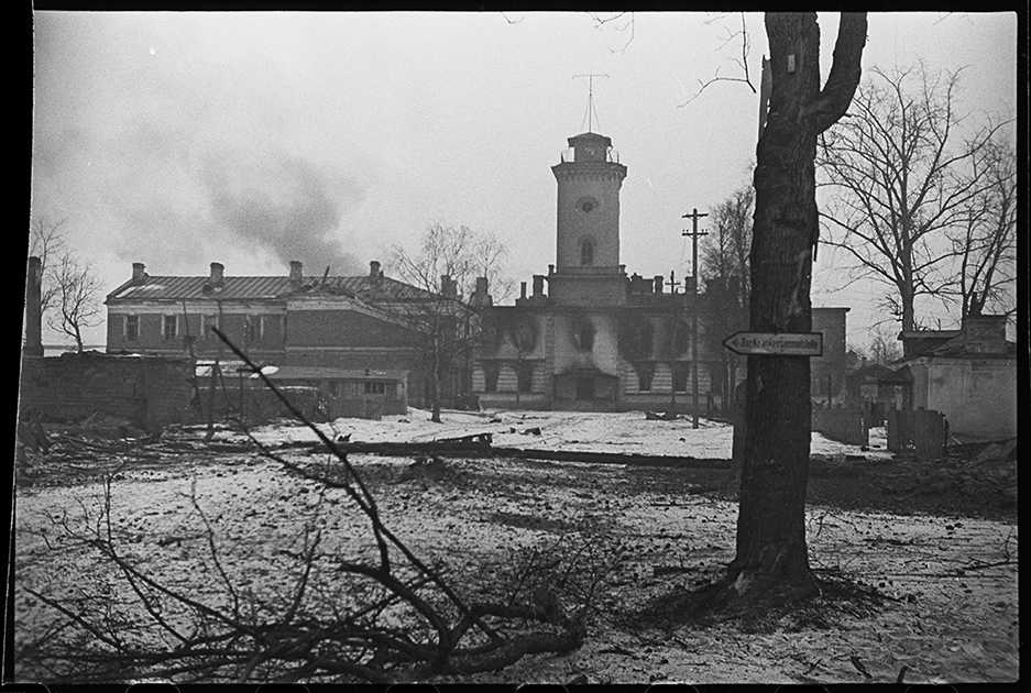 В освобожденной от немцев Гатчине горят подожженные гитлеровцами дома. Ленинградский фронт, 1944 год.
