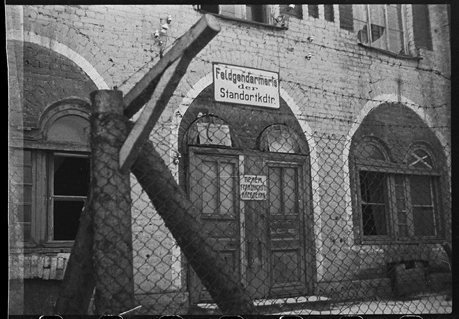 Огороженное проволокой здание немецкой комендатуры на Красной улице в Гатчине. Ленинградский фронт, 1944 год.
