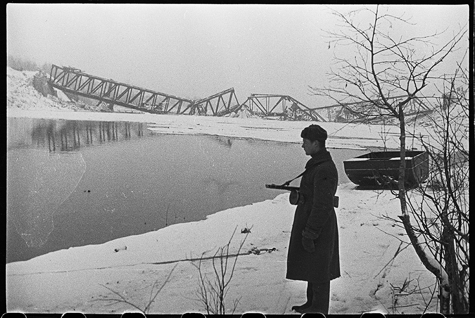 Железнодорожный мост через реку Лугу, взорванный немцами при отступлении. Ленинградский фронт, 1944 год.