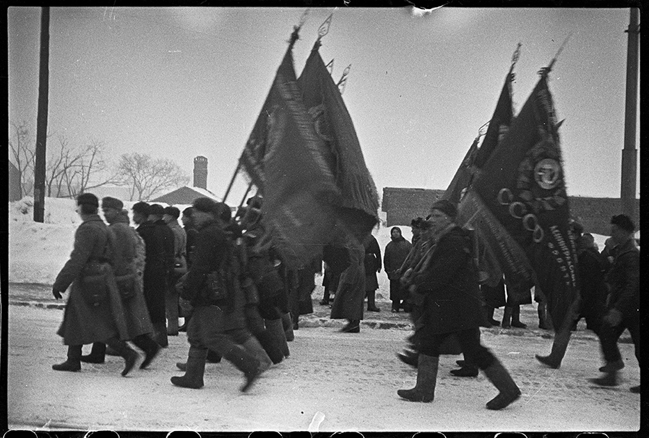 Партизаны, более двух лет воевавшие в тылу у немцев под Ленинградом, возвращаются в освобожденный город. Ленинградский фронт, 1944 год.