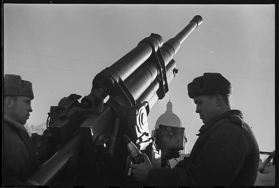 Расчет зенитного орудия сержанта Кочетова ведет огонь по вражеским самолетам. Ленинград, 1944 год.