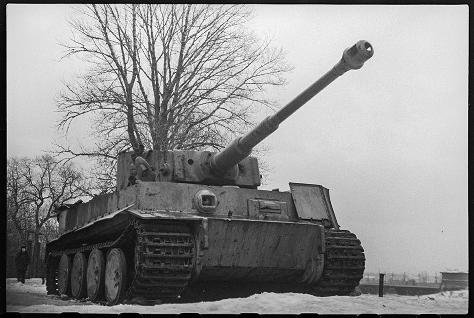 Тяжелый немецкий танк «Тигр», захваченный советскими войсками. Ленинградский фронт, 1944 год.