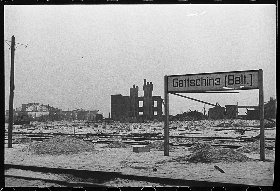 Балтийский вокзал, взорванный и разрушенный немцами. Ленинградский фронт, 1944 год.

