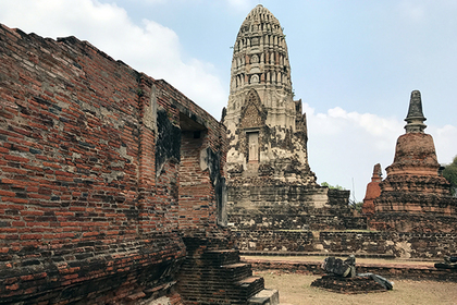 Турист вернул в тайский храм украденные кирпичи из-за беспокойной жизни