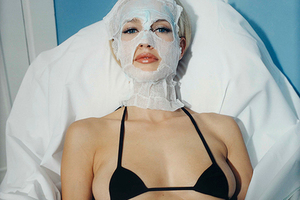 Беттина Реймс: Karen Mulder with a very small Chanel bra, 1996