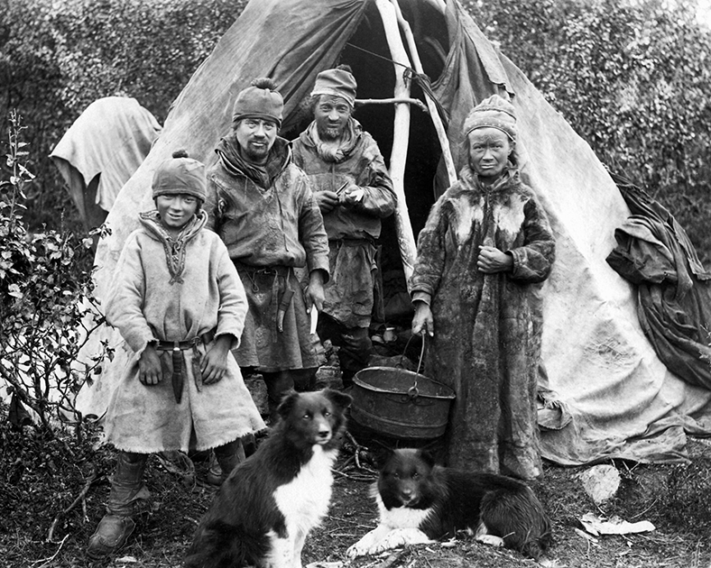 Семья перед вежей, традиционным жилищем саамов, конец 19-го века 