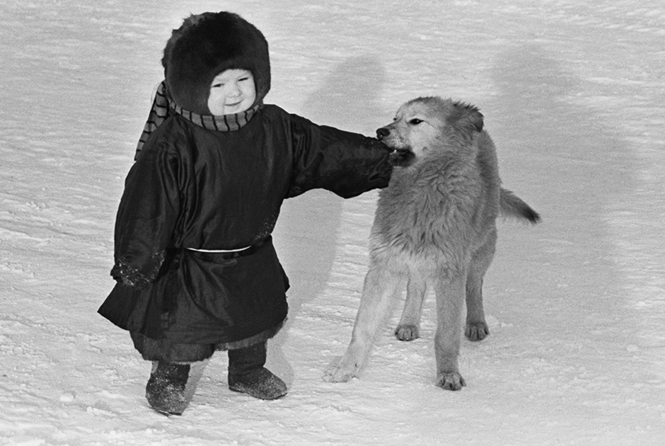 Маленький житель саамского колхоза «Тундра» Володя Валиев и его собака Дружок, 1970 год 