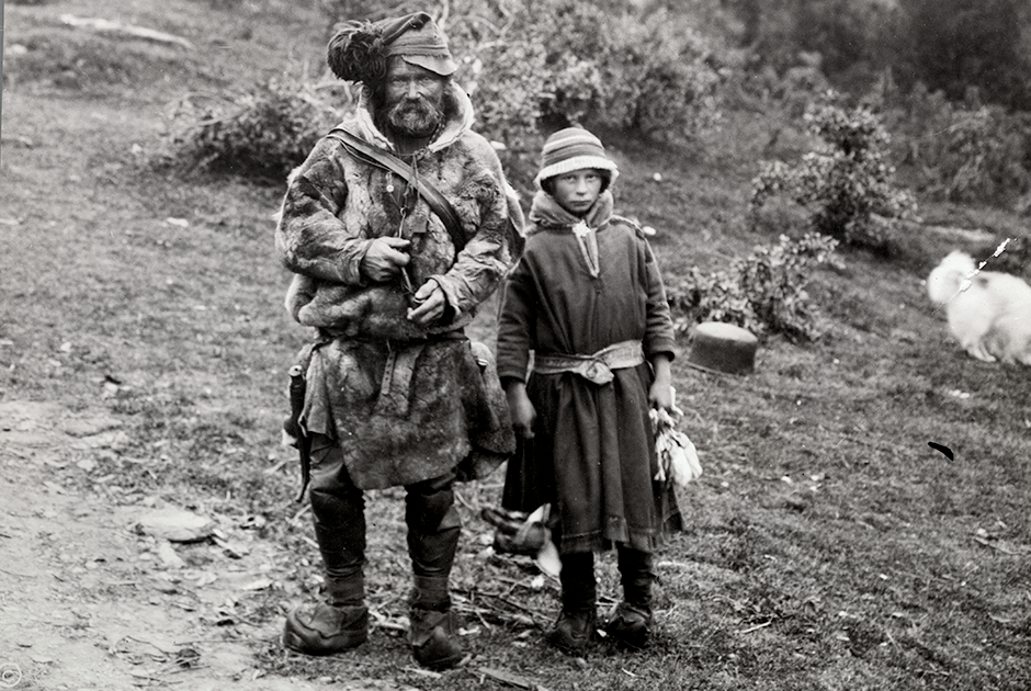 Оленевод с дочерью, начало 20-го века