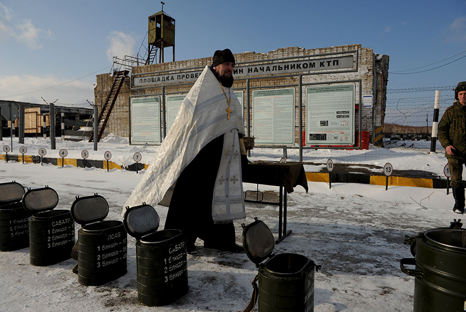 Священник отец Александр освящает воду в расположении воинской части Лагунное 19 января 2018 года.