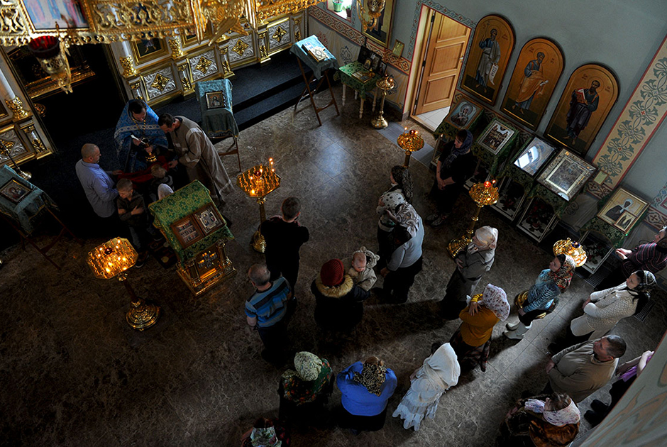 Воскресная служба в православной церкви Святой Троицы Живоначальной в Южно-Курильске.