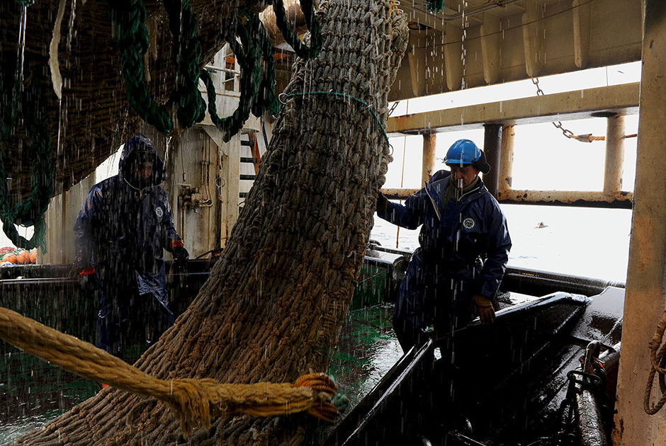 Команда рыболовного судна «Асбьорн» (Южно-Курильский рыбокомбинат) во время промышленного лова минтая в Южно-Курильском проливе.
