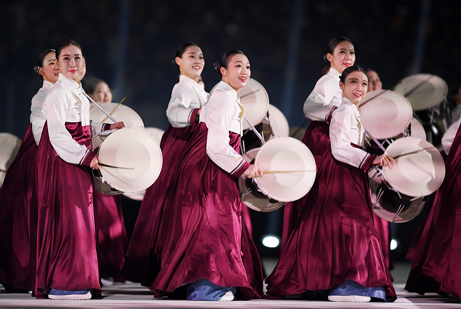 Частью церемонии открытия стала демонстрация игры на корейских музыкальных инструментах. Местные девушки сыграли на барабанах традиционные народные композиции. 