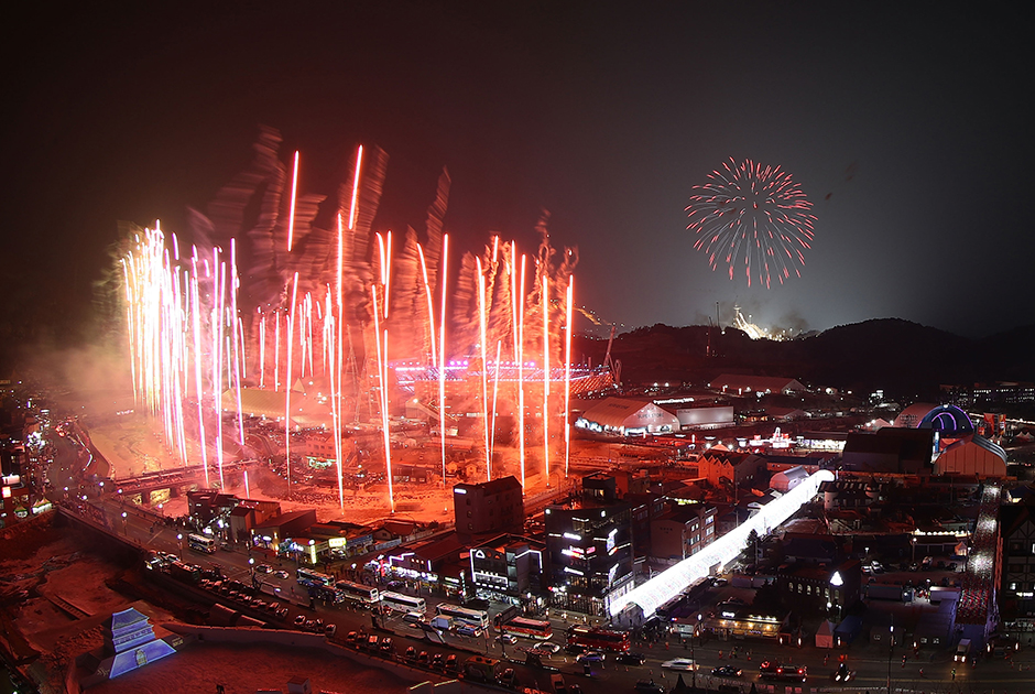 В южнокорейском Пхенчхане начались XXIII Зимние Олимпийские игры. Церемония открытия прошла на Олимпийском стадионе. Праздничный салют ознаменовал начало мероприятия. 
