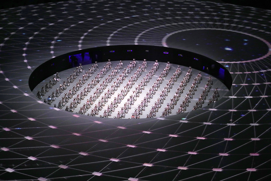 Церемония началась с демонстрации флага Южной Кореи. На импровизированной олимпийской сцене была представлена световая инсталляция с использованием  технологий дополненной реальности. 