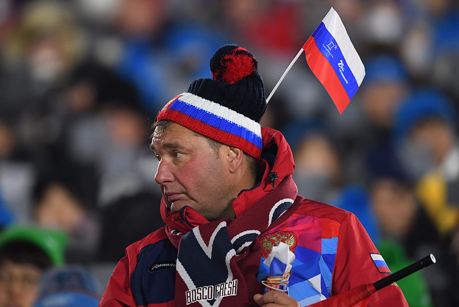 Российская сборная в декабре 2017-го была отстранена от участия в Играх. На Олимпиаду приехала команда «Олимпийских атлетов из России». Спортсмены прошли на параде под олимпийским флагом, который вынесла волонтер. 