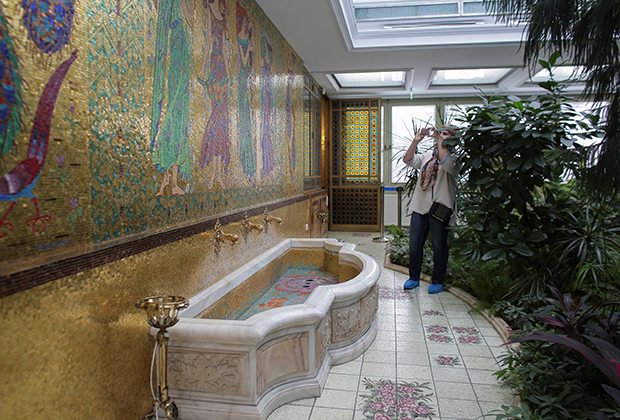 Золотая мозаика с павлинами в одном из помещений дворца.