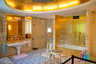 Знаменитая золотая ванная комната четы.