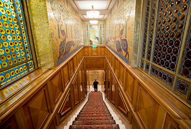 Лестница, украшенная деревянными панелями и мозаикой.