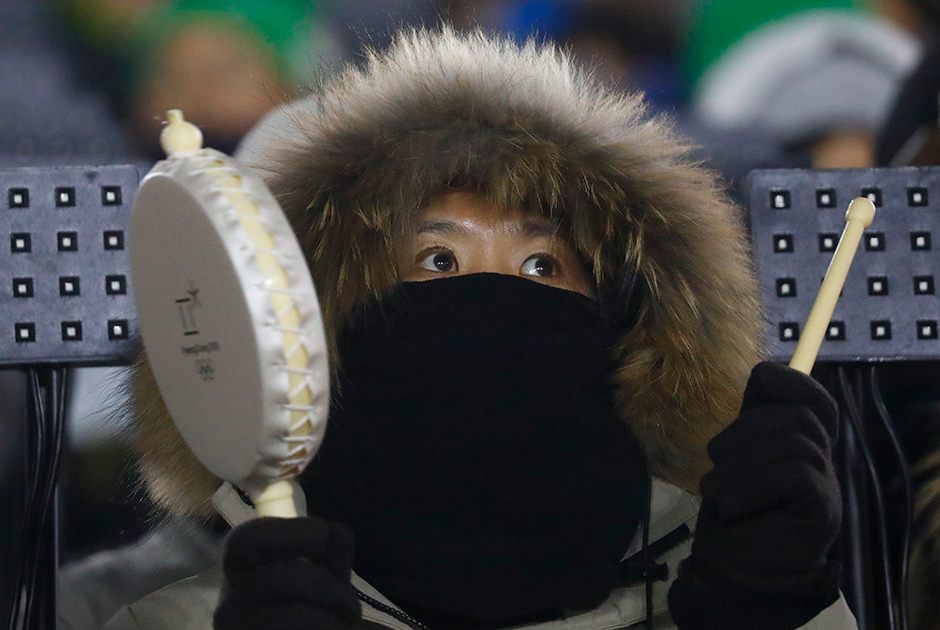 За два дня до открытия британские спортсмены жаловались на холодную погоду в Пхенчхане. На репетиции церемонии многие болельщики не смогли досидеть до конца мероприятия. На сегодняшний день погода в Корее держится на уровне +4. 