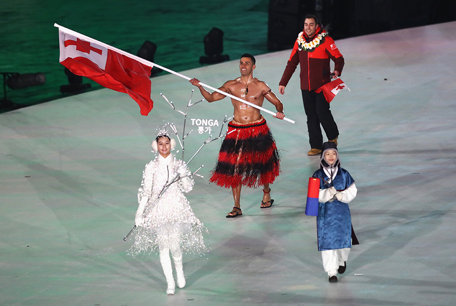Знаменосец сборной Королевства Тонга Пита Тауфатофуа вынес флаг страны на параде спортсменов. Он же выступал флагоносцем национальной команды на летних Играх в Рио-де-Жанейро. Тауфатофуа — тхэквондист и лыжник в одном лице.