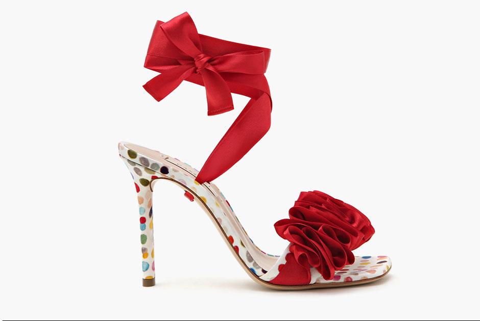 Сандалии с легкомысленным цветным принтом и алой атласной лентой, завязанной вокруг лодыжки, — романтичный подарок и правильная обувь для свидания в день всех влюбленных.