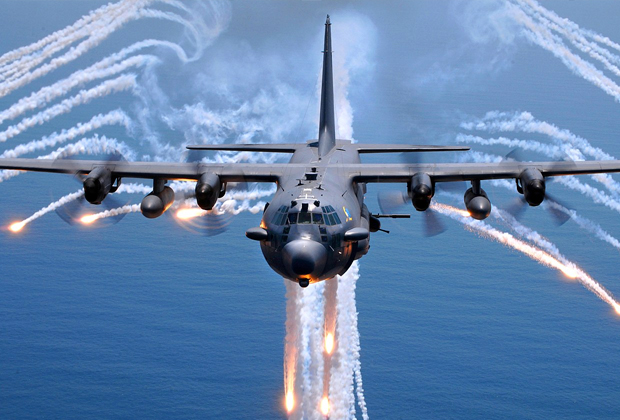 AC-130 после выпуска тепловых ловушек: следы после их активации образуют похожий на ангела силуэт — за это самолет получил прозвище «Ангел смерти». Самолет вооружен бомбами, ракетами и автоматической пушкой калибром 30 мм