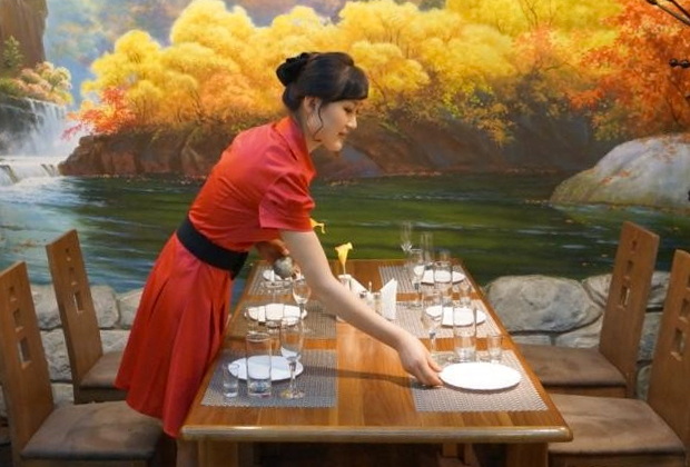 Официантка в северокорейском ресторане Владивостока