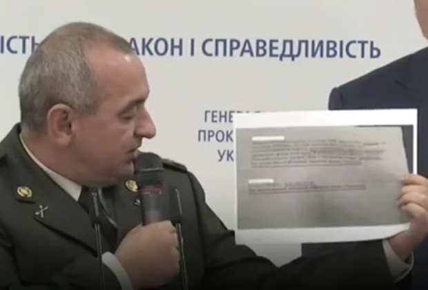 Главный военный прокурор Анатолий Матиос демонстрирует доказательства причастности задержанных на «Квазаре» к финансированию террористов