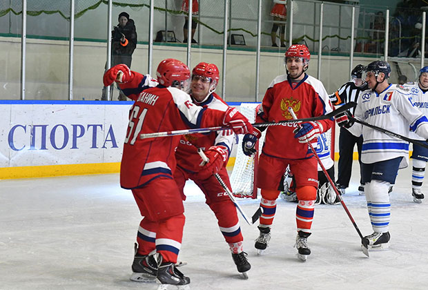 Связка Буре — Потанин празднует очередную шайбу в ворота сборной НХЛ Норильска