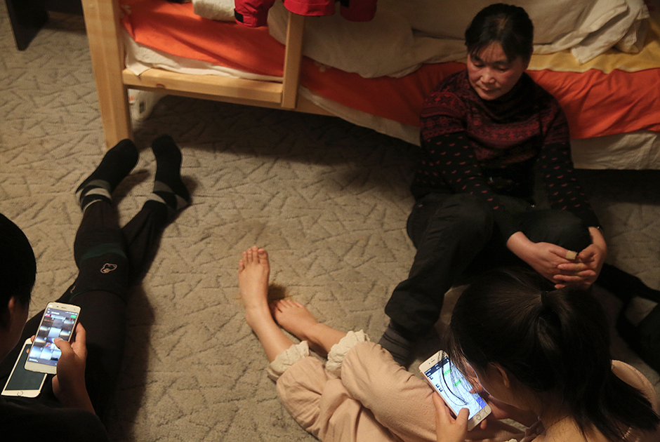 Китайские туристы в квартире местных, переоборудованной под хостел. 