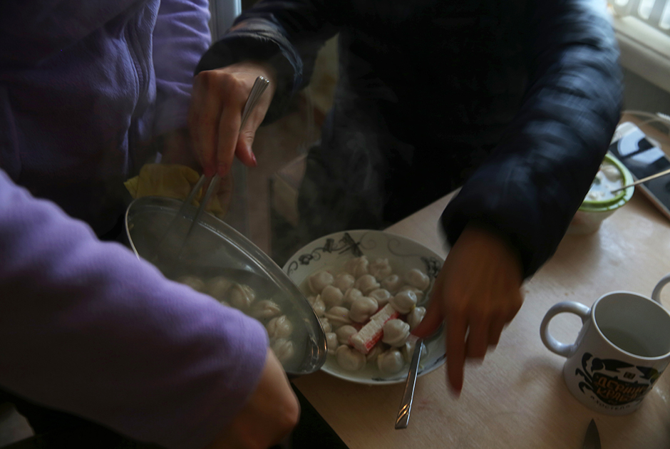 Туристы готовят пельмени по китайскому рецепту, добавляя огромное количество специй.