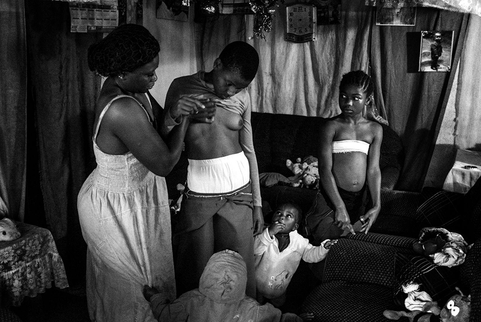 В Камеруне девочек в возрасте от восьми до 12 лет гладят по груди, будучи убежденными в том, что это замедляет ее созревание, а значит предотвратит домогательства и изнасилования. 
