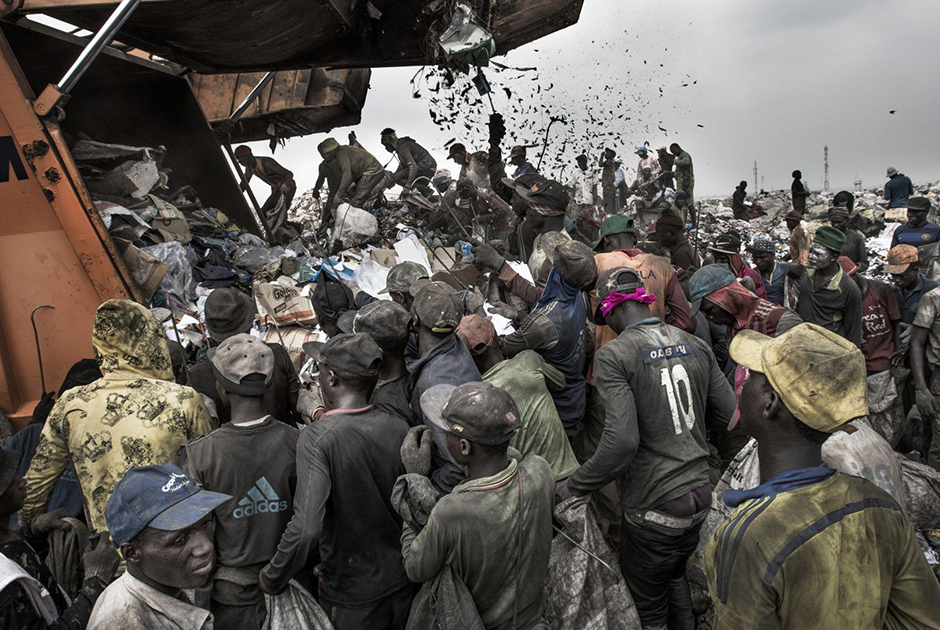 Люди производят больше отходов, чем когда-либо прежде. Автор серии фотографий сравнил, как  системой отходов управляют в  Джакарте, Токио, Лагосе, Нью-Йорке, Сан-Паулу и Амстердаме.