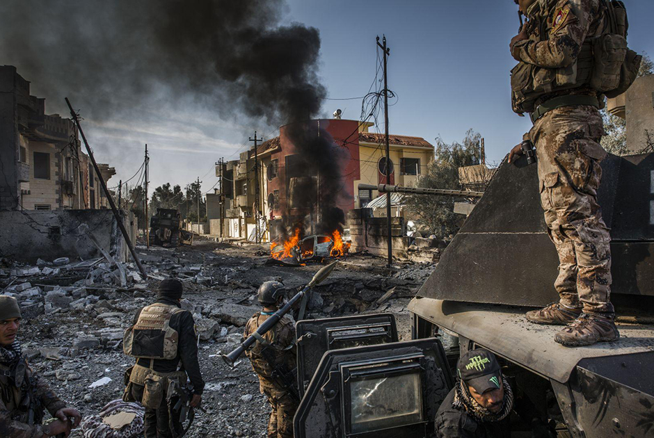 В начале июля после нескольких месяцев боевых действий иракское правительство объявило, что город Мосул полностью освобожден от террористов. Однако в разных районах города конфликт продолжался. Во время битвы за Мосул были убиты тысячи мирных жителей, а крупные районы города превратились в руины. 
