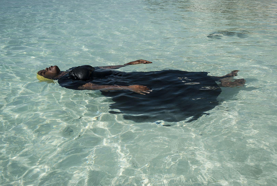 Женщины архипелага Занзибар редко умеют плавать. Местные культурные и религиозные убеждения не позволяют им войти в воду в одном купальнике. В рамках проекта Панье девочки и женщины учатся плаванию в закрытых купальных костюмах.
