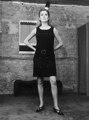 Катрин Денев в маленьком черном платье