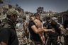 Еще одна работа Прикетта номинирована в категории «Фотография года». Солдат иракского спецназа заботится о мальчике, вывезенном из последнего района старой части Мосула, контролируемого террористами.