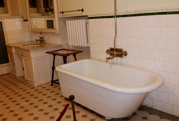 "Горки Ленинские", помещение ванной, где со слов сотрудников делали вскрытие тела Ленина