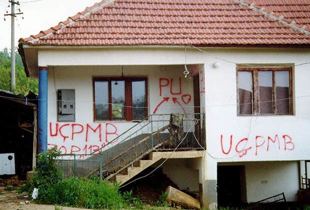 После начала ввода югославских сил безопасности в сектор Б буферной зоны вокруг Косово албанские сепаратисты в спешном порядке покинули село Мадзгаре, где был расположен один из штабов «Освободительной армии Прешево, Буяновца и Медведже» (ОАПБМ). 