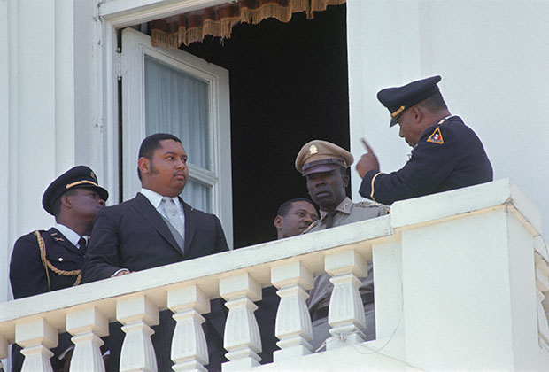 Жан-Клод Дювалье общается с офицерами на балконе президентского дворца